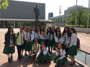 USJ-R Senior High students take a pose in front of the statue of Toyo University’s founder.